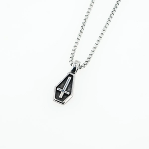 Collier pendentif cercueil gothique en acier inoxydable avec croix inversée argentée