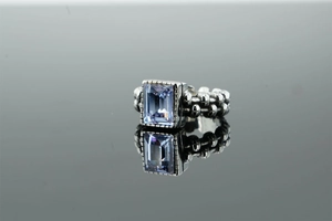 Dettaglio dell'anello punk vintage con zircone viola e trama a catena in argento