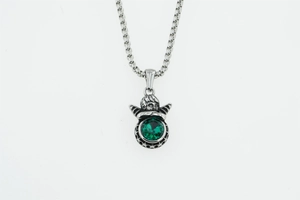 Nahaufnahme der Engels-Halskette mit grünem Edelstein und robuster Box-Kette in Silber