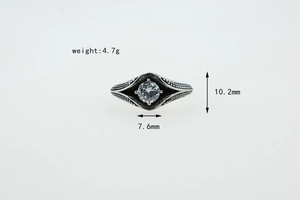 Détail d'une bague rétro en acier avec zircon blanc, largeur 7,6 mm et poids de 4,7 g