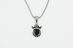 Detaillierte Nahaufnahme des Vintage-Engelschädel-Anhängers mit dunklem Edelstein auf Kette