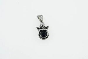 Nahaufnahme des Vintage Engel Anhängers mit oxidiertem Silber und großem lila Edelstein