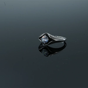 Bague vintage en acier argenté avec saphir bleu rond et détails de bordure perlée