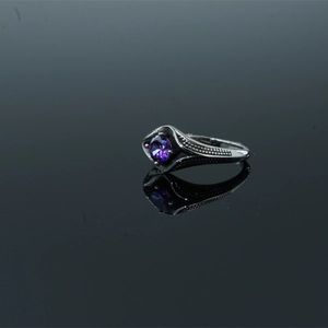 Bague vintage en acier inoxydable avec pierre violette ronde et accents diamantés