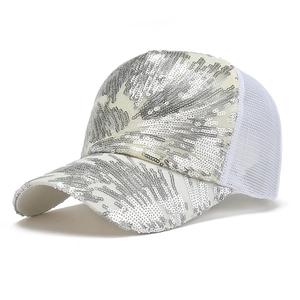 Cappellino trucker bianco in mesh con motivi piumati di paillettes argentate sul davanti