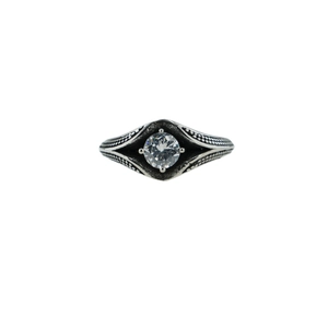 Bague vintage en acier inoxydable avec zircon saphir rond et détails milgrain fins