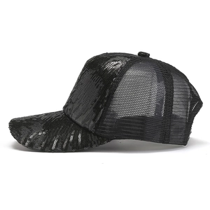 Dettaglio cappellino da baseball con paillettes nere e rete traspirante lucida