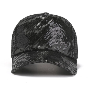 Dettaglio del cappellino da baseball con paillettes nere e tessuto a rete traspirante