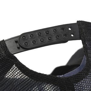 Dettaglio della chiusura snapback regolabile di un cappellino trucker nero a rete