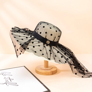 Chapeau de soleil élégant en paille pour femme avec tulle à pois noirs et logo doré M