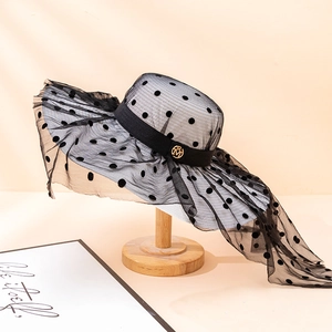 Chapeau de soleil élégant à large bord avec résille à pois noirs et logo M doré