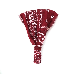 Detail of burgundy paisley print wide headband with comfortable elastic pleated bottom part