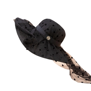 Chapeau de soleil en paille noir à large bord avec voile en tulle à pois élégant