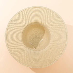Détail du chapeau de paille beige avec bandeau intérieur et cordon coupe-vent réglable