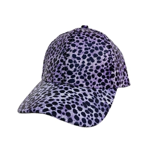 Casquette de baseball léopard violette avec visière courbée classique et texture en cuir PU