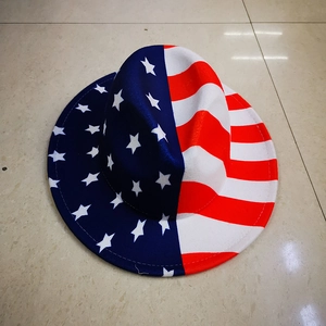 Détail du chapeau en feutre avec motif drapeau américain étoiles et rayures sur bord