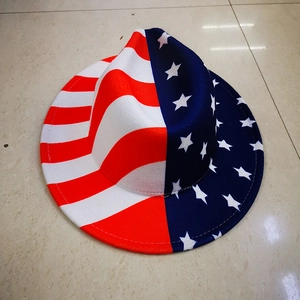 Vue de dessus d'un chapeau fedora en laine avec motif drapeau américain contrasté