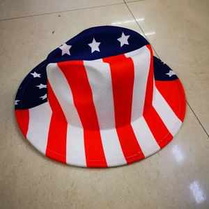 Vue détaillée de dessus d'un chapeau fedora à larges bords avec motif drapeau américain