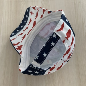 Detailansicht der Baseballkappe mit US-Flaggen-Muster, Innennähten und verstellbarem Riemen