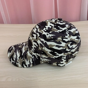 Détail d'une casquette camouflage montrant l'étiquette de lavage et le design en toile