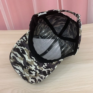 Détail montrant le tissu en maille, la bande anti-sueur et la boucle réglable de la casquette