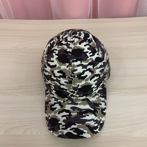 Vue de dessus d'une casquette de baseball camouflage avec visière courbée sur bois