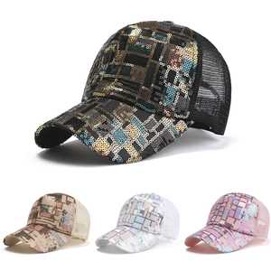 Détail de la casquette de baseball à paillettes avec dos en maille respirante colorée