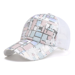 Casquette de baseball en filet blanc avec motif à carreaux en paillettes roses et bleues