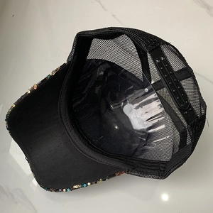 Casquette trucker en maille noire respirante avec paillettes colorées et fermeture réglable