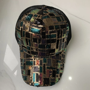 Vue de dessus d'une casquette à paillettes géométriques colorées avec filet noir