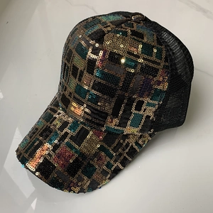 Détail de casquette de baseball à paillettes avec filet respirant et motif géométrique