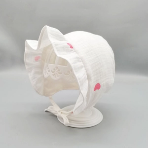Weißer Baby Sonnenhut aus Baumwolle mit rosa Herzen, Rüschenrand und Bindeband
