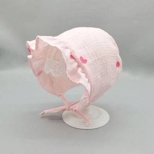 Rosa Babyhaube aus Baumwolle mit Herzprint und Rüschen für neugeborene Mädchen