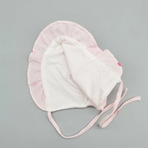 Detail der Babyhaube in Rosa mit atmungsaktivem Netzfutter und Rüschenkanten