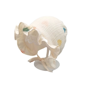 Weicher Sonnenhut aus Baumwoll-Musselin für Babys mit buntem Herzprint und Rüschenrand