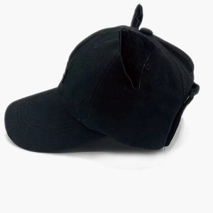 Détail de la casquette de baseball noire en coton avec oreilles de chat 3D et bord incurvé