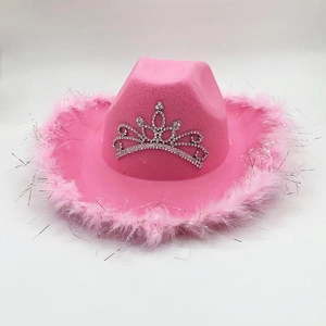 Détail d'un chapeau de cowboy rose avec couronne de tiare et bordure en plumes