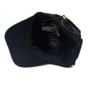Détail intérieur de la casquette aviateur noire avec lunettes et bouton pression métal