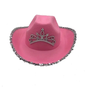 Détail du chapeau de cowboy rose avec couronne argentée et bordure à paillettes