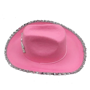 Détail de chapeau de cowboy rose en feutre avec bord à paillettes argentées et chaîne décorative