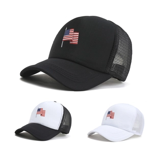 Klassische Trucker-Caps mit US-Flagge und Netzrücken in Schwarz und Weiß