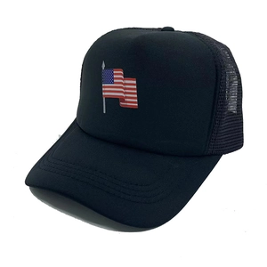 Detailansicht der schwarzen Trucker-Mütze mit US-Flaggenstickerei und atmungsaktivem Netzgewebe