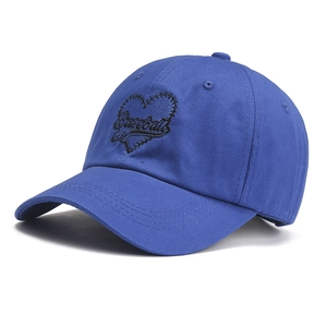 Casquette de baseball bleue en coton avec broderie cœur noir et visière courbée de mode