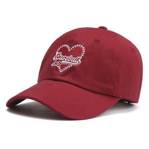 Casquette de baseball unisexe bordeaux avec broderie cœur blanche et visière courbe