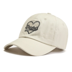Casquette de baseball classique en coton beige avec broderie cœur vintage et patch 1996