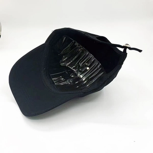 Vue détaillée de la casquette noire avec fermeture arrière et structure interne