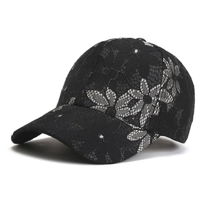 Berretto da baseball in pizzo nero da donna con ricami floreali e dettagli in mesh