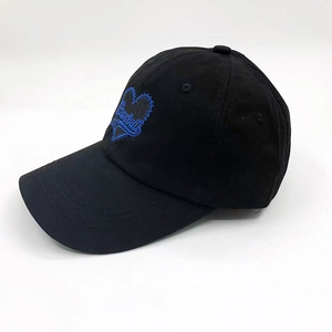 Gros plan sur la broderie cœur bleue et le texte Baseball sur une casquette noire