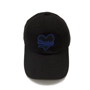 Détail de la broderie cœur bleue avec texte 'Baseball' sur casquette noire