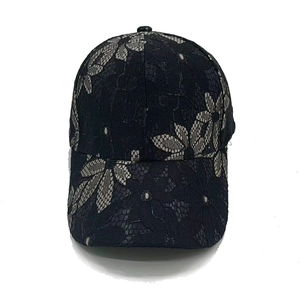 Dettaglio del cappellino in pizzo da donna con motivi floreali e tessuto a rete traspirante